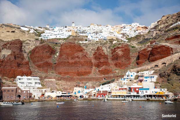 The vilalg eof Oia on the cliff edge on Santorini